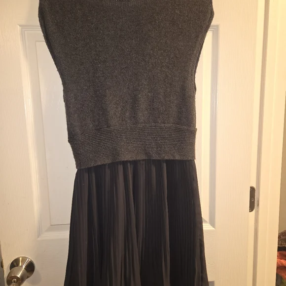 Grey dress knit top with w/ a lace(chiffon like) pleated skirt. Beautiful dress - Picture 2 of 6
